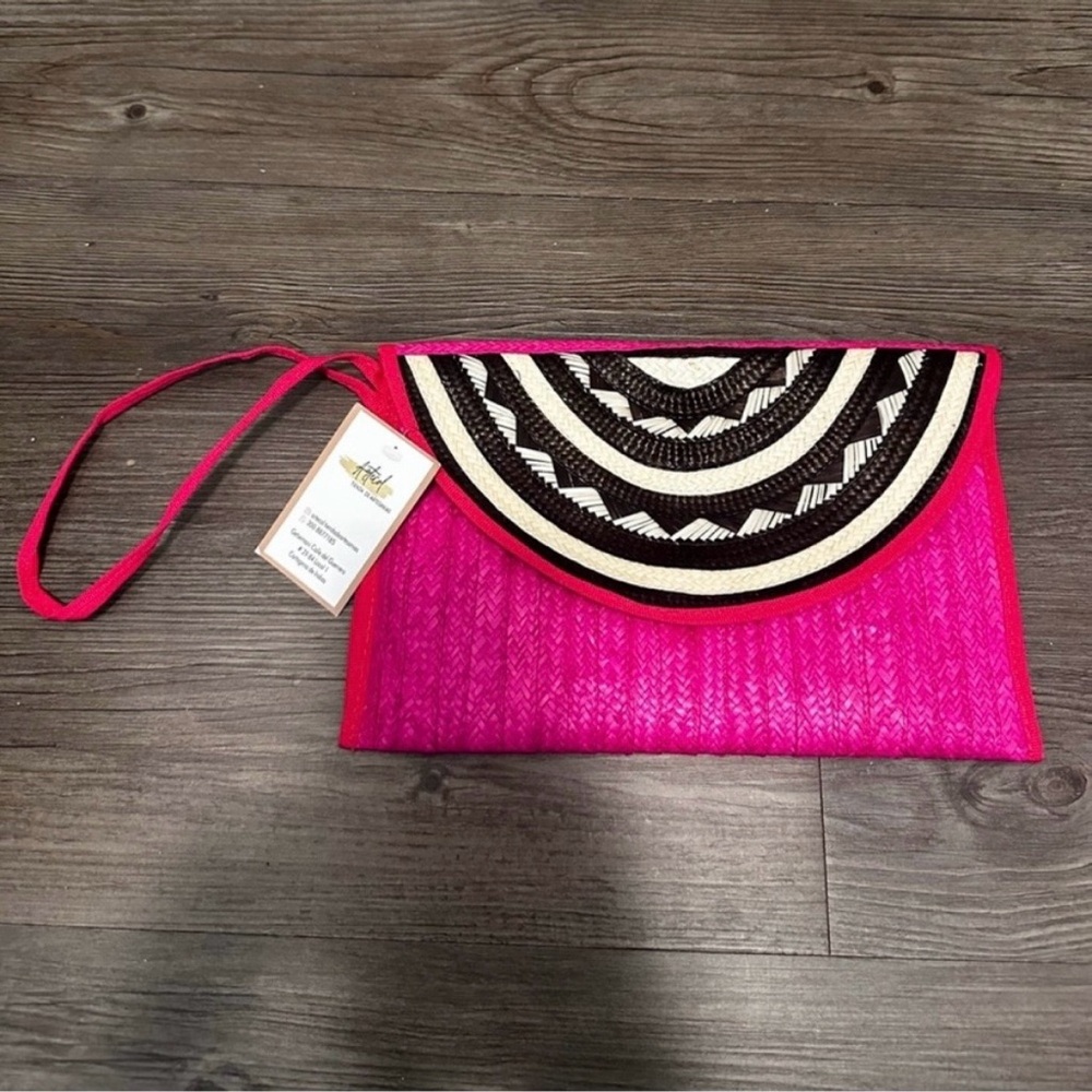 🌸 NWT! Fuchsia, Black, and Cream Woven Straw Clutch
